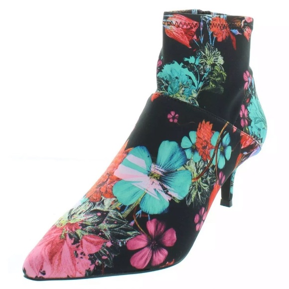 Steve Madden Shoes - RARE🤩SOLD OUT!!!Steve Madden Floral Sock Bootie!